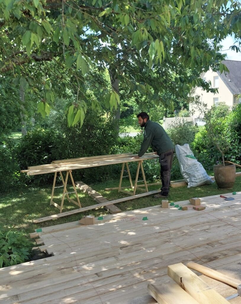 Terrasse en bois châtaignier en cours de réalisation à Pacé près de Rennes