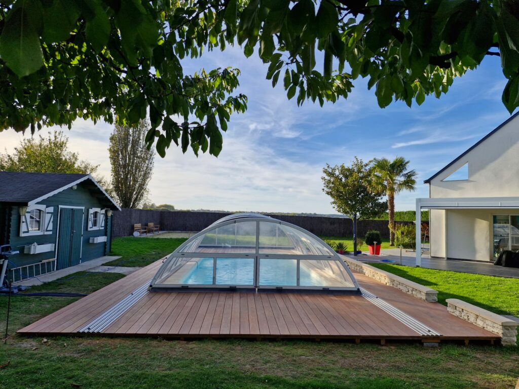 Réalisation d'une terrasse bois en Cumaru Rouge autour d'une piscine à Saint-Gemme-Sur-Loire (Maine et Loire)