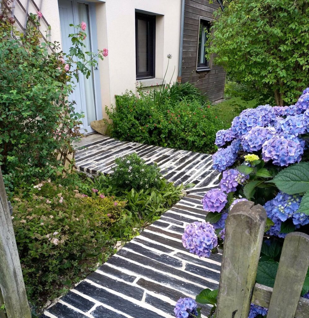 allee-entree-maison-schiste-apres-pace Allée d’entrée de maison en barrettes de schiste après aménagement extérieur à Pacé