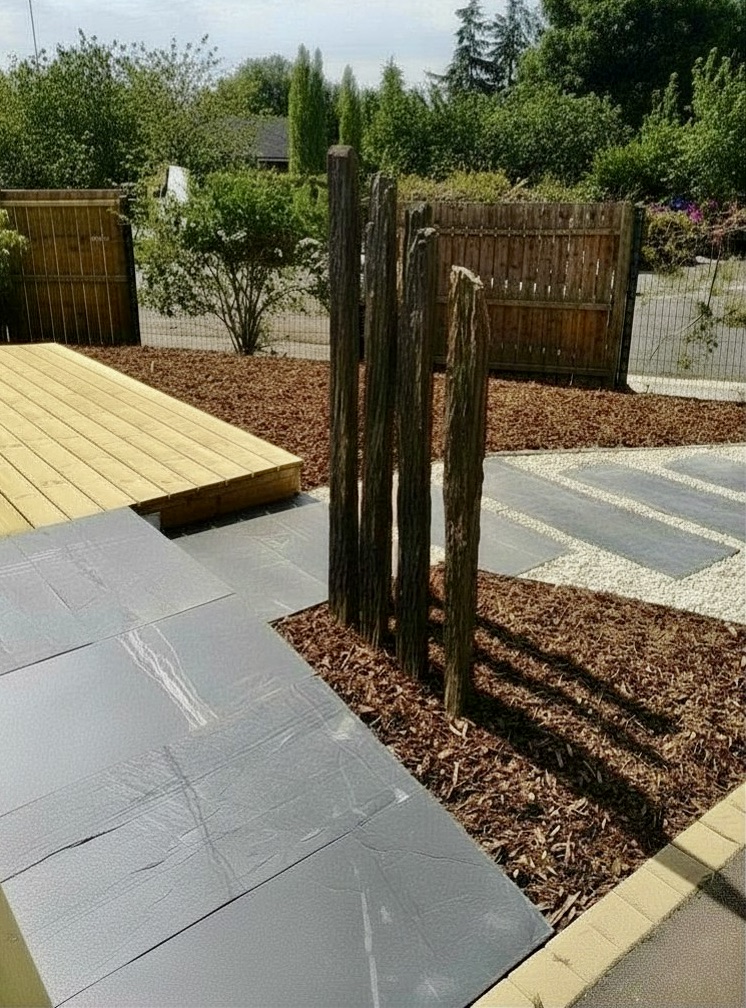 amenagement-exterieur-terrasse-bois-ardoise-montgermont Aménagement extérieur avec terrasse bois, allée en ardoise et massifs paillés à Montgermont