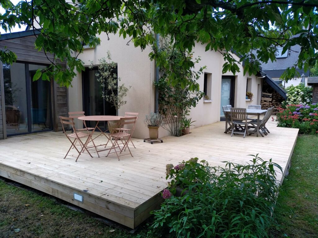 terrasse-bois-chataignier-pace Terrasse en bois châtaignier après rénovation d’un extérieur à Pacé