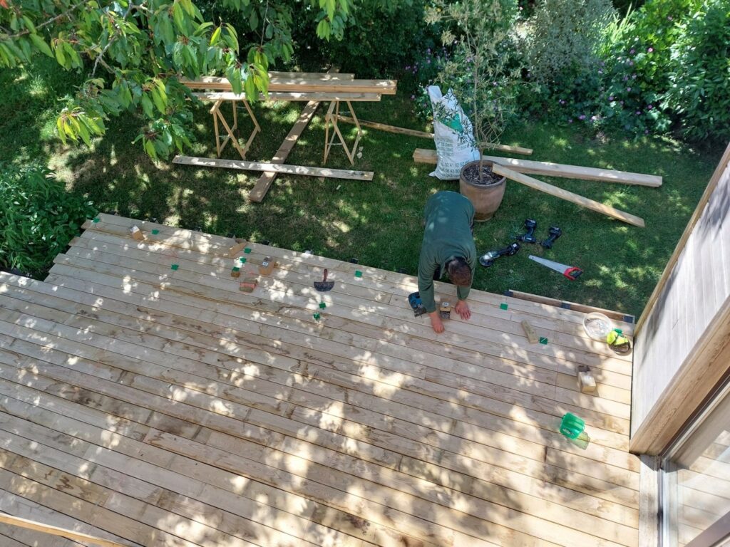 Terrasse en bois de châtaignier en cours de réalisation à Pacé (Rennes) par paysagiste
