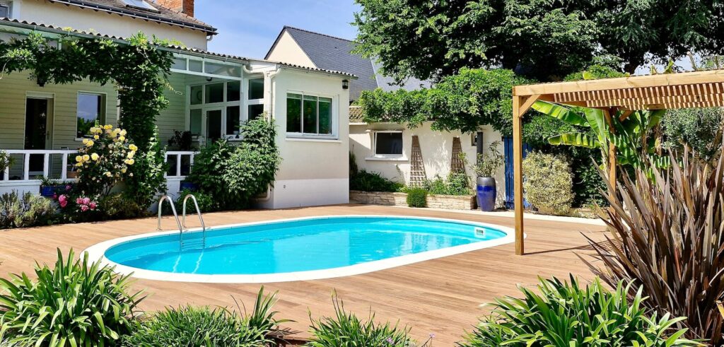 terrasse-bois-exotique-cumaru-piscine-haut-de-gamme Terrasse en bois exotique en cumaru autour d’une piscine valorisant une propriété