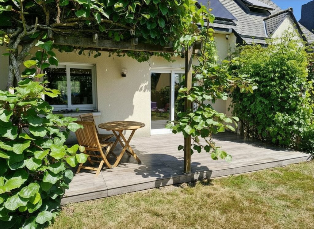 terrasse-gres-cerame-sur-plots-montgermont Terrasse en grès cérame sur plots avec pergola végétalisée réalisée par paysagiste à Montgermont près de Pacé