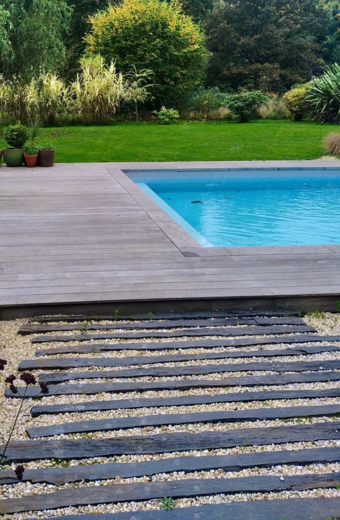Allée en barrettes de schiste et terrasse bois en plage de piscine à Rennes