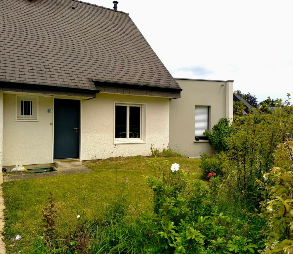 Entrée de maison avant aménagements paysagers à Montgermont près de Rennes