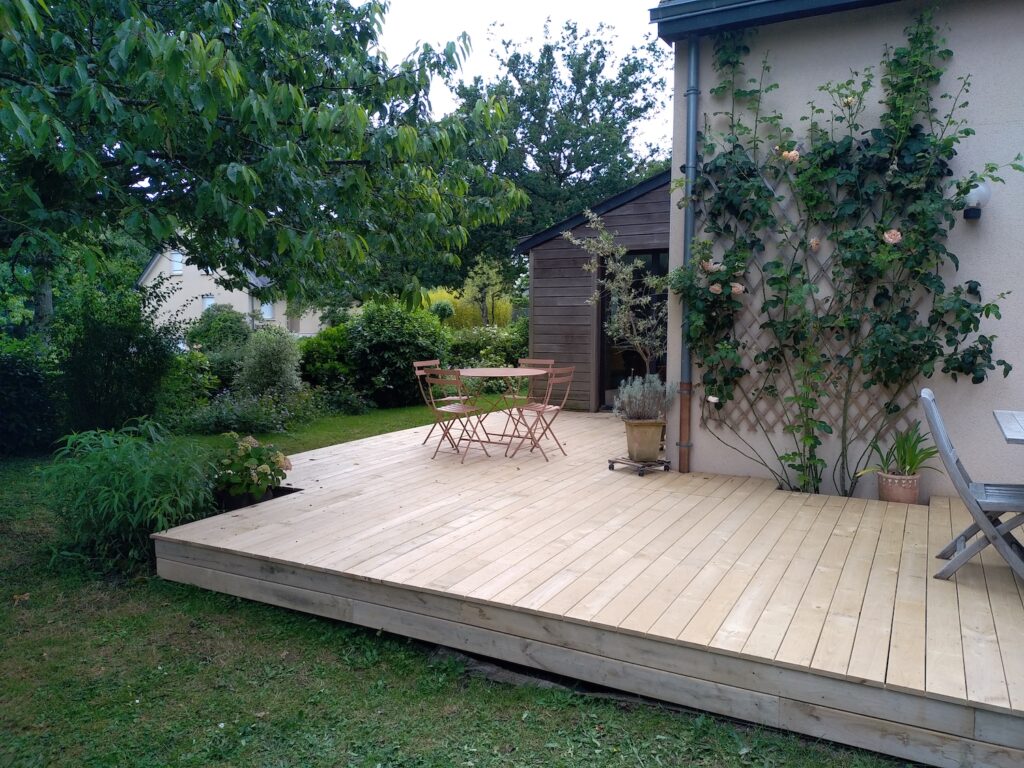 Terrasse en bois de châtaignier près de Rennes, créée en remplacement d’une ancienne terrasse en dalles gravillonnées