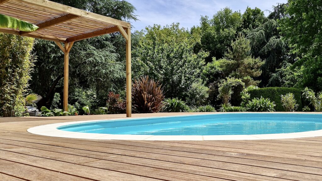 Terrasse en bois exotique en cumaru rouge en plage de piscine valorisant une propriété