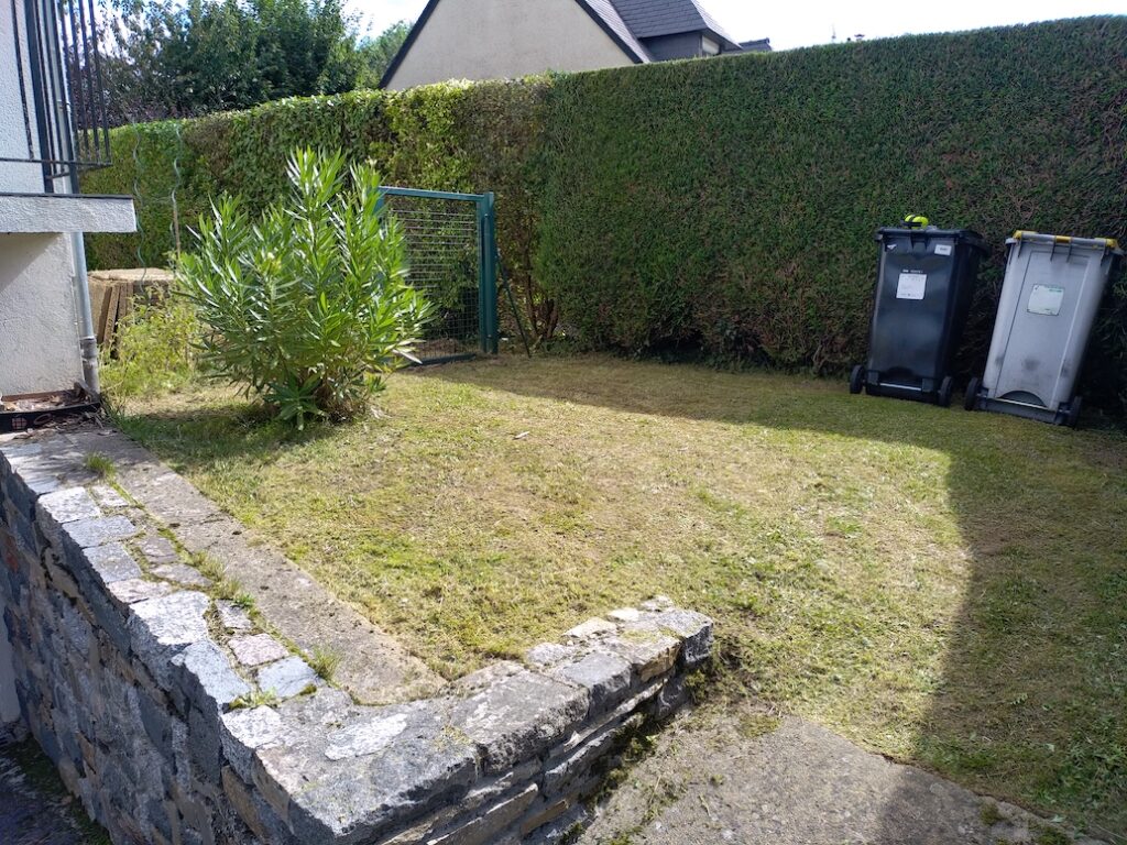 Terrain engazonné avant création d'un accès paysager et d'un massif à La Chapelle-des-Fougeretz