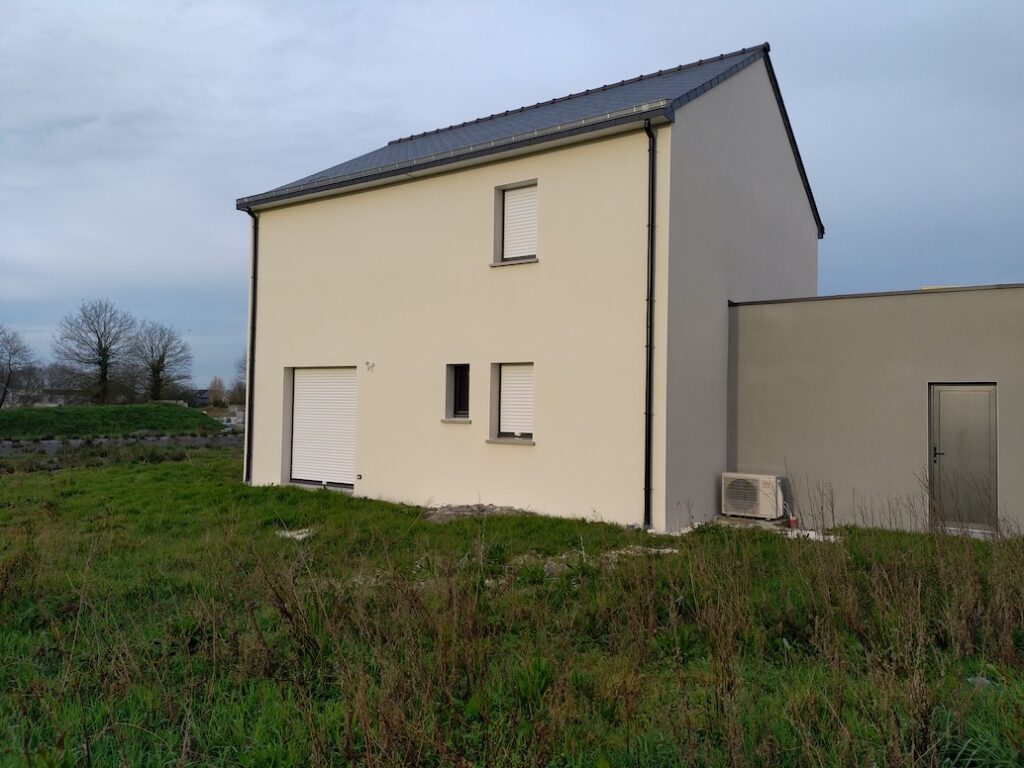 Terrain brut autour d'une maison neuve avant aménagement paysager à La Chapelle-des-Fougeretz
