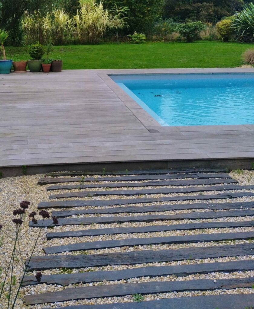 Accès à une terrasse de piscine en barrettes de schiste et gravillons à Rennes