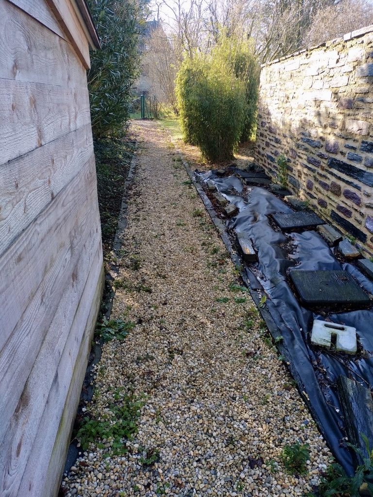 Allée en gravillons avant travaux à Rennes