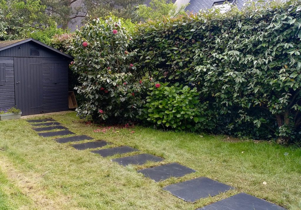 Pas japonais en dalles de schiste pour l'accès à l'abri de jardin d'une maison à Rennes